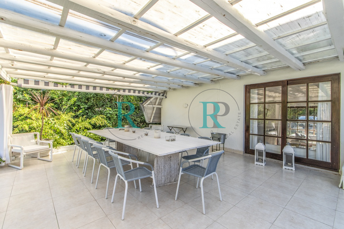 Casa ID.852 - Casa en Venta 5 Dormitorios y Doble Dependencia de Servicio en Rincon del Indio