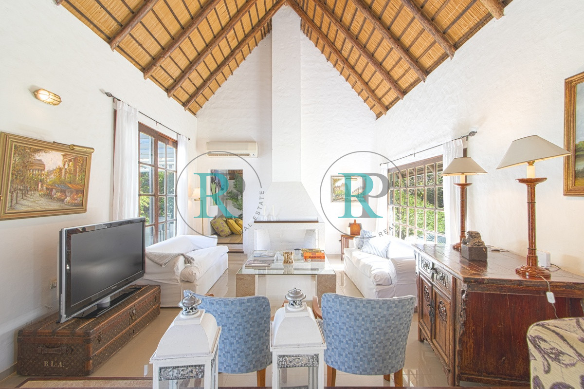 Casa ID.852 - Casa en Venta 5 Dormitorios y Doble Dependencia de Servicio en Rincon del Indio