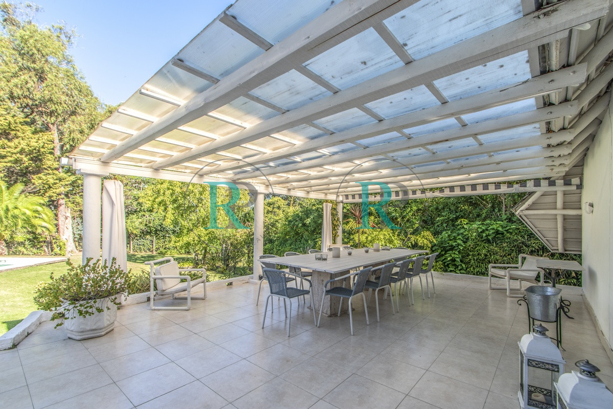 Casa ID.852 - Casa en Venta 5 Dormitorios y Doble Dependencia de Servicio en Rincon del Indio