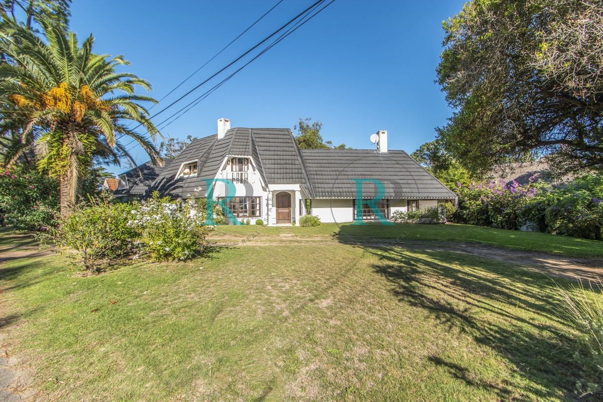 Casa ID.852 - Casa en Venta 5 Dormitorios y Doble Dependencia de Servicio en Rincon del Indio