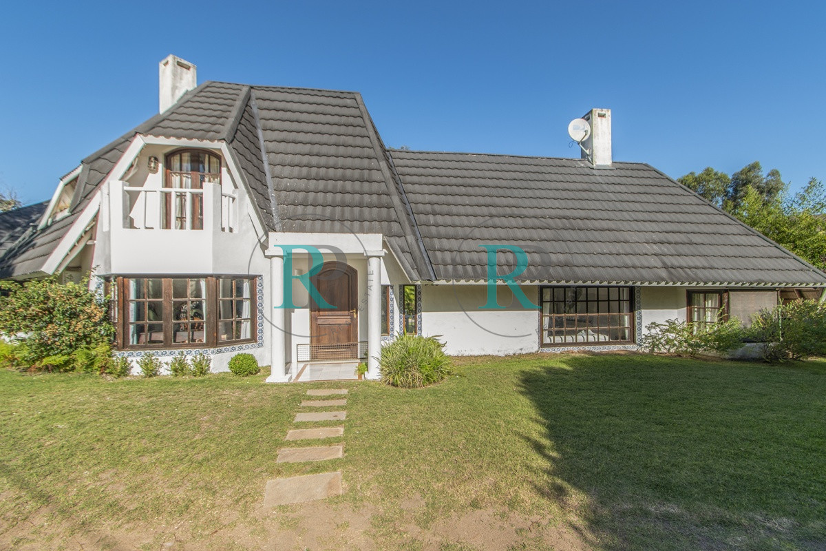 Casa ID.852 - Casa en Venta 5 Dormitorios y Doble Dependencia de Servicio en Rincon del Indio