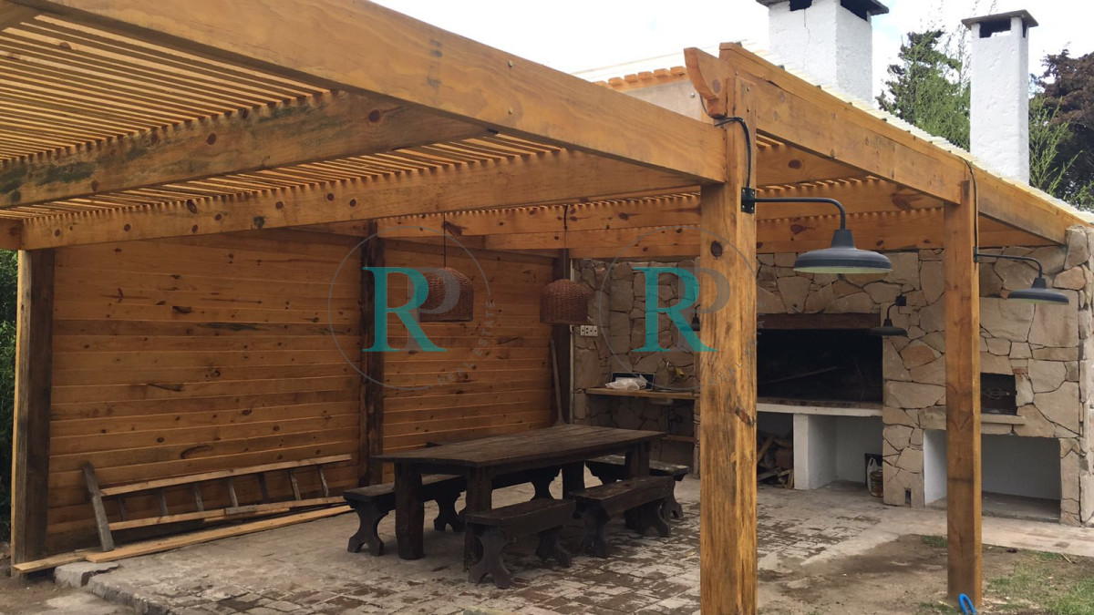 Casa ID.1288 - Casa en Venta en Playa Mansa Pinares Seis dormitorios, piscina y barbacoa en Pinares