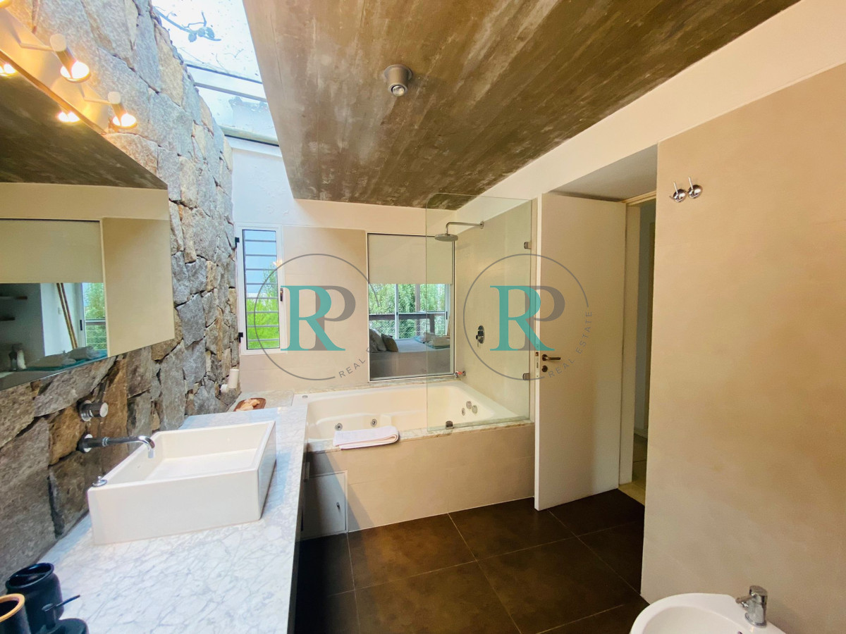 Casa ID.1391 - Casa de Seis Dormitorios en Venta en El Chorro Manantiales, La Barra
