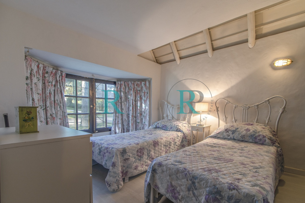 Casa ID.852 - Casa en Venta 5 Dormitorios y Doble Dependencia de Servicio en Rincon del Indio