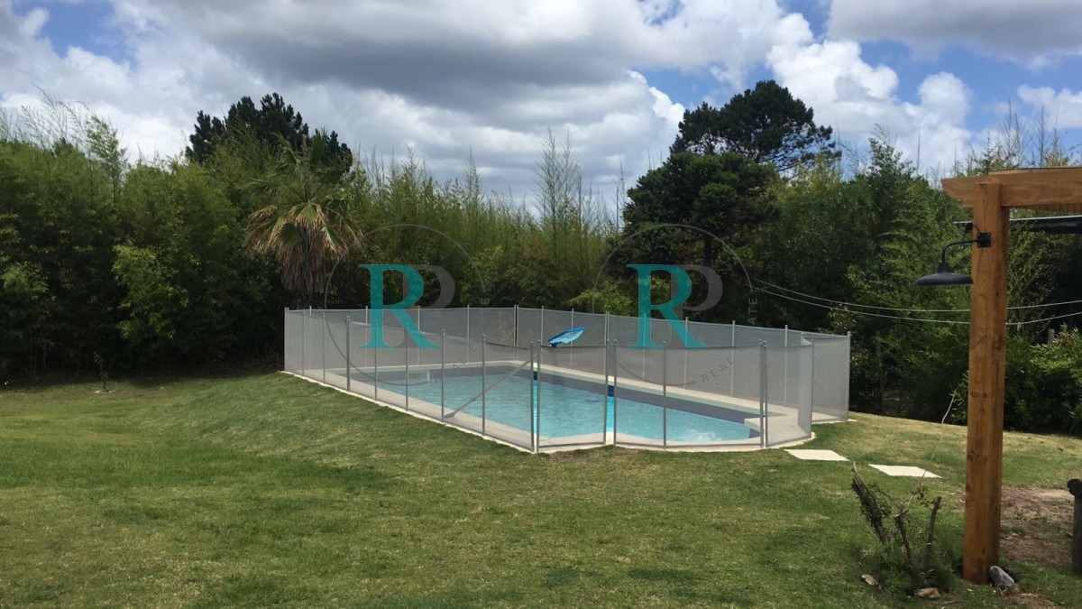 Casa ID.1288 - Casa en Venta en Playa Mansa Pinares Seis dormitorios, piscina y barbacoa en Pinares