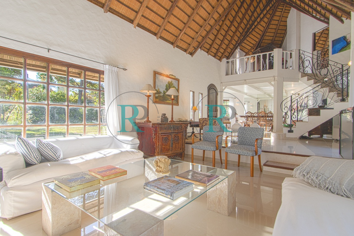 Casa ID.852 - Casa en Venta 5 Dormitorios y Doble Dependencia de Servicio en Rincon del Indio