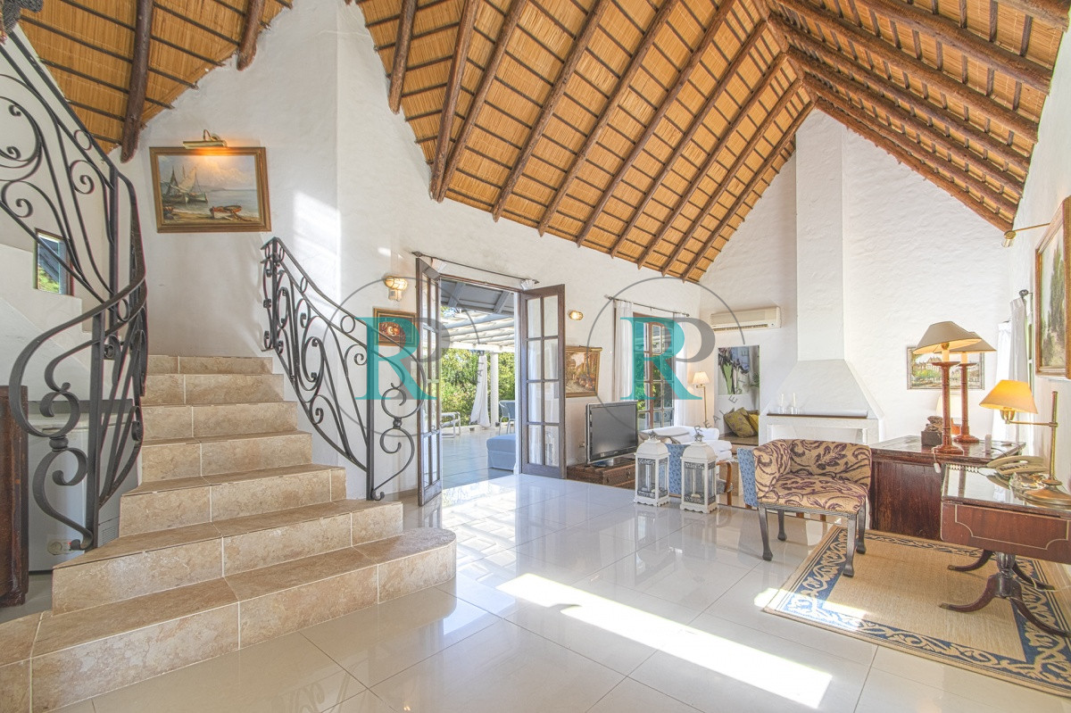 Casa ID.852 - Casa en Venta 5 Dormitorios y Doble Dependencia de Servicio en Rincon del Indio