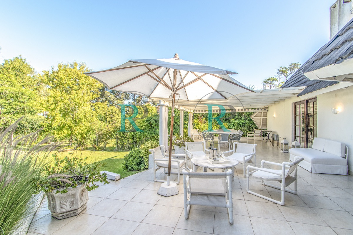 Casa ID.852 - Casa en Venta 5 Dormitorios y Doble Dependencia de Servicio en Rincon del Indio