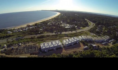 Lote en venta en Punta Ballena con vista panorámica al mar.