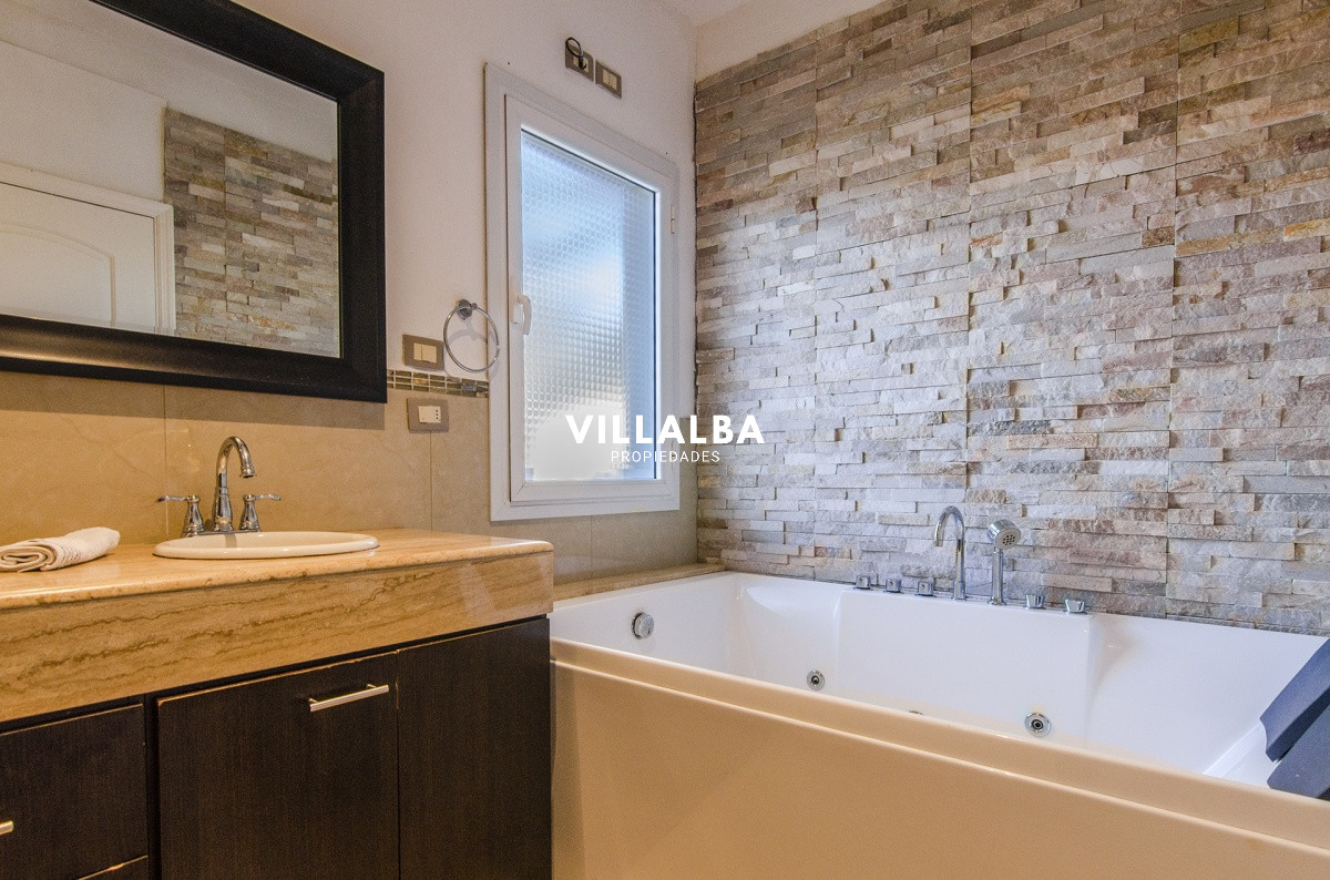 Casa ID.912 - Casa en Venta La Arbolada Punta del Este.