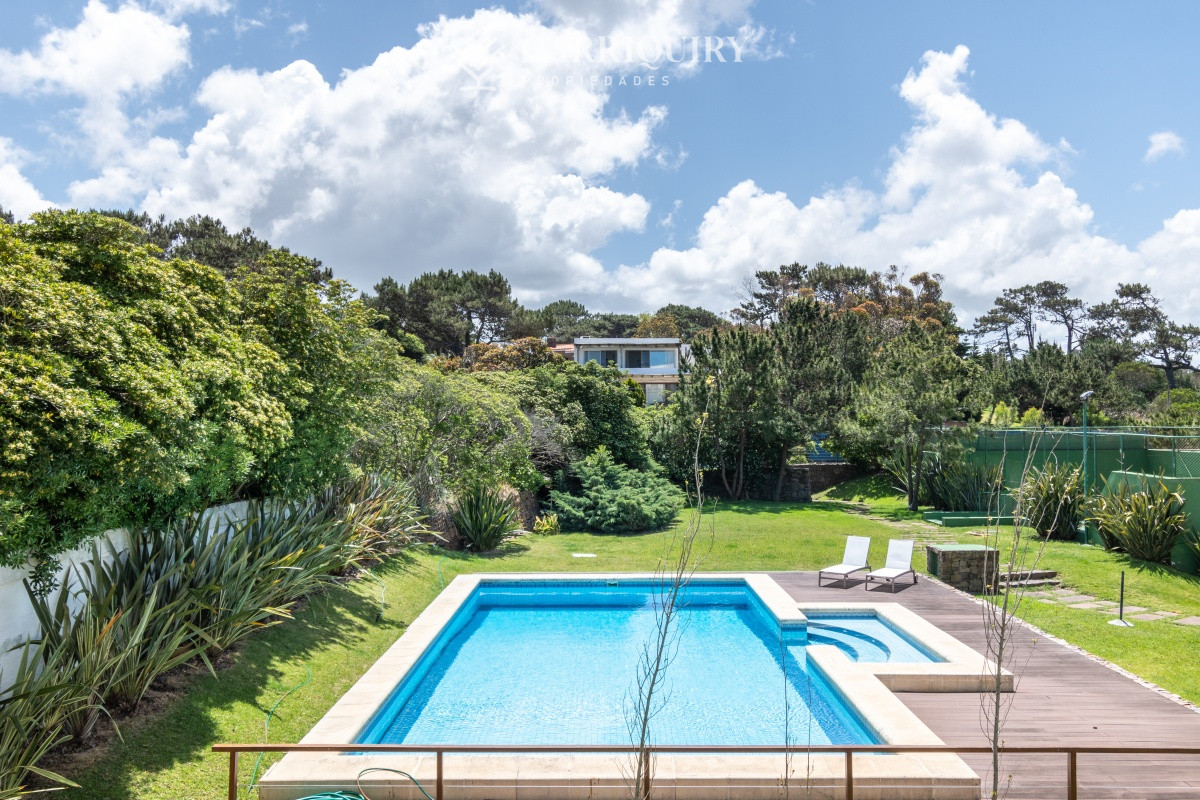 Apartamento ID.8297/Apartamento-en-Mansa--Punta-del-Este - Moderno Apartamento de Tres Dormitorios en Primera Linea, Playa Brava