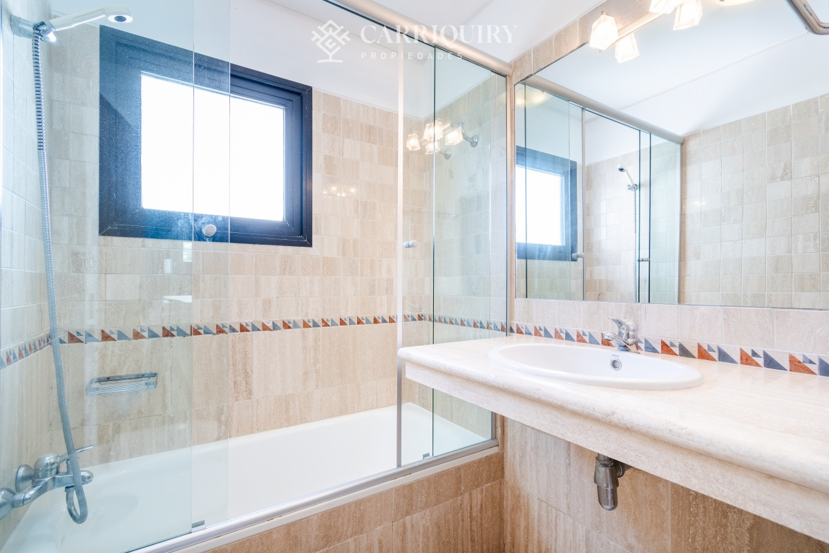 Apartamento ID.8297/Apartamento-en-Mansa--Punta-del-Este - Moderno Apartamento de Tres Dormitorios en Primera Linea, Playa Brava