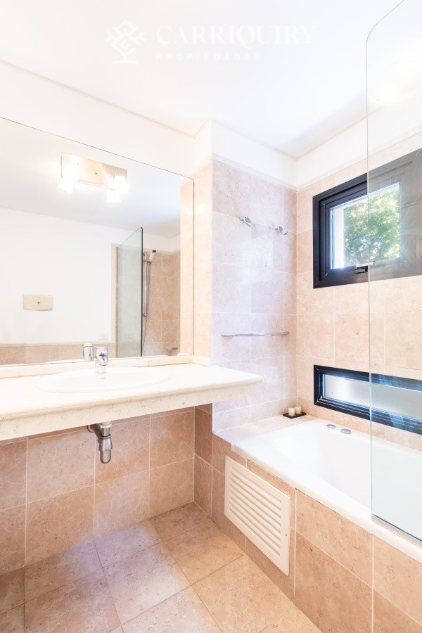 Apartamento ID.8297/Apartamento-en-Mansa--Punta-del-Este - Moderno Apartamento de Tres Dormitorios en Primera Linea, Playa Brava