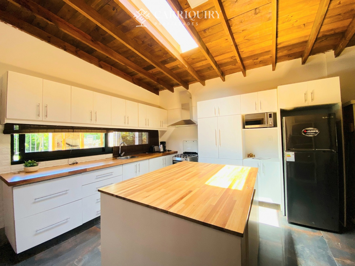 Casa ID.5693/Alquiler-Temporario-Casa-5-dormitorios-y-dependencia-en-Rincon-del-indio,-Punta-del-Este - Oportunidad en venta a estrenar a 300 mtrs del Mar En La Barra   