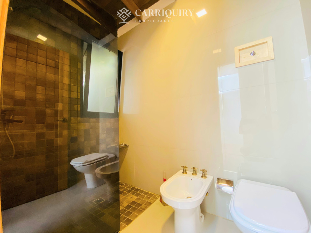 Casa ID.5693/Alquiler-Temporario-Casa-5-dormitorios-y-dependencia-en-Rincon-del-indio,-Punta-del-Este - Oportunidad en venta a estrenar a 300 mtrs del Mar En La Barra   