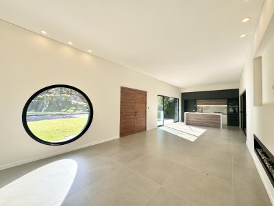 Casa Moderna de 3 dormitorios y servicio en venta, San Rafael, Punta del Este
