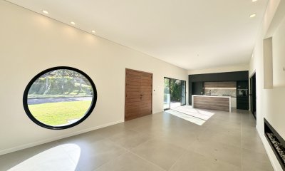 Casa Moderna de 3 dormitorios y servicio en venta, San Rafael, Punta del Este