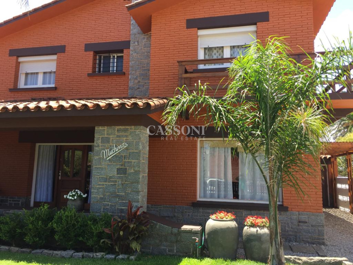 Casa ID.3833 - Casa en la Península de Punta del Este en Venta - Seis Dormitorios y Piscina 