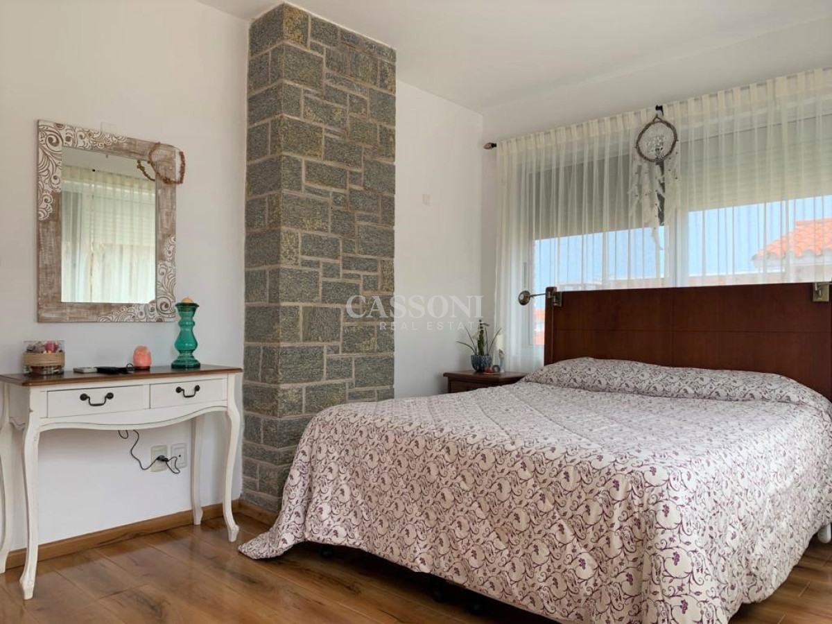 Casa ID.3833 - Casa en la Península de Punta del Este en Venta - Seis Dormitorios y Piscina 