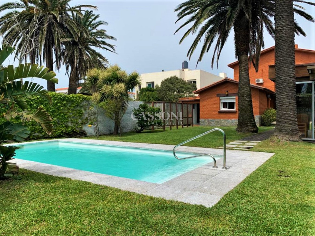 Casa ID.3833 - Casa en la Península de Punta del Este en Venta - Seis Dormitorios y Piscina 