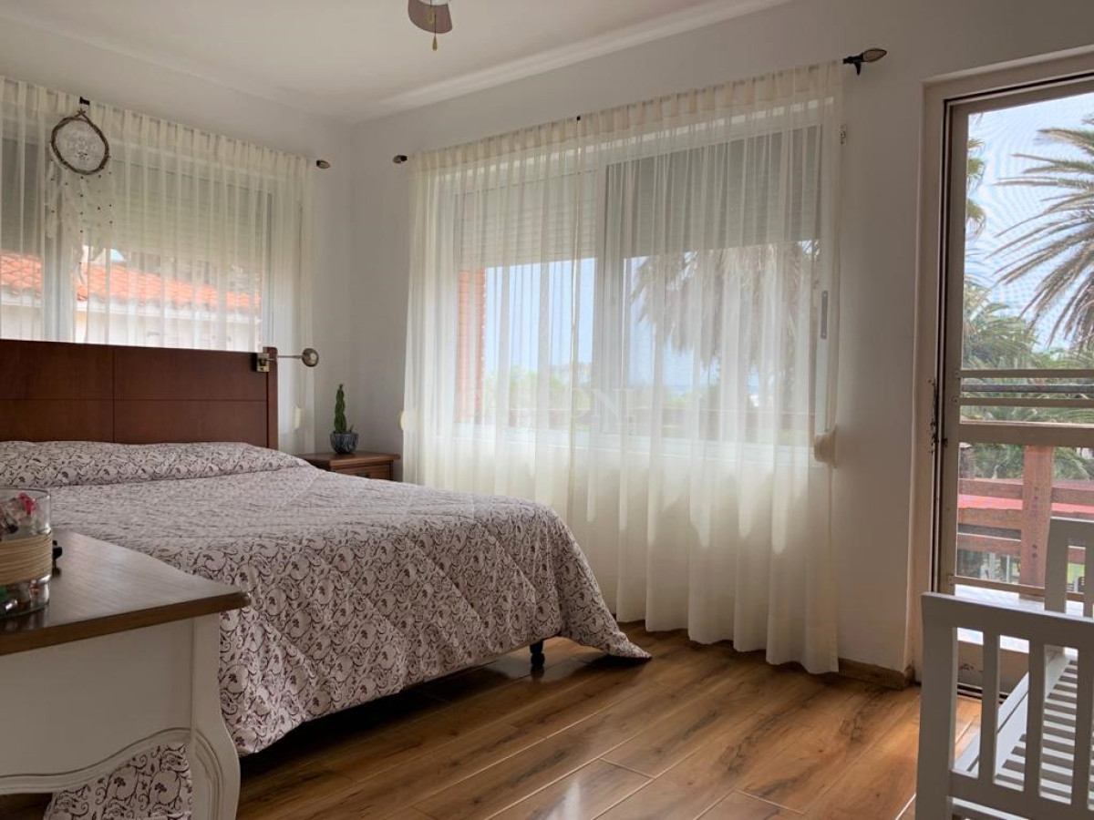 Casa ID.3833 - Casa en la Península de Punta del Este en Venta - Seis Dormitorios y Piscina 
