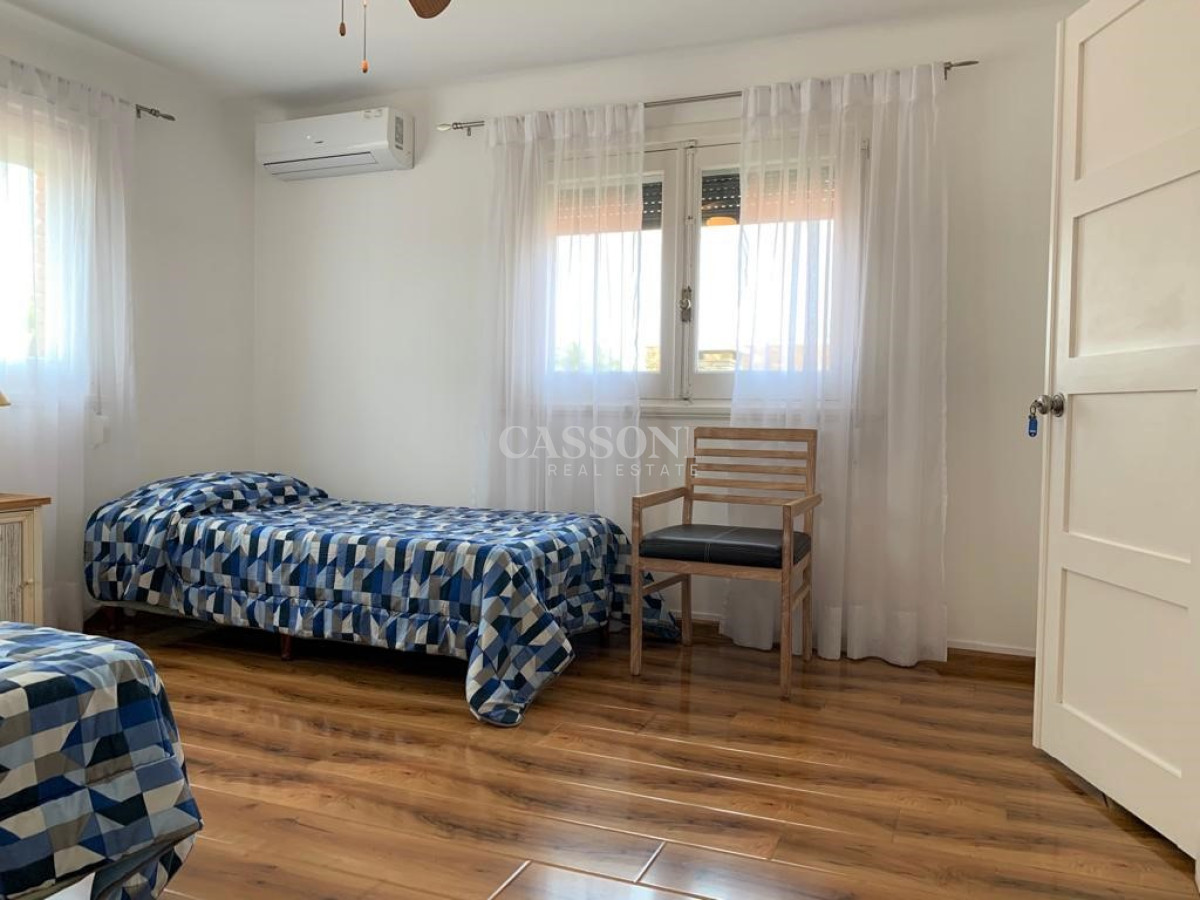 Casa ID.3833 - Casa en la Península de Punta del Este en Venta - Seis Dormitorios y Piscina 