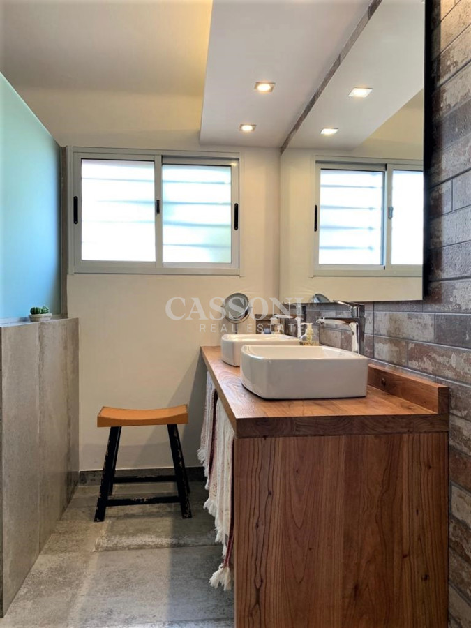 Casa ID.3833 - Casa en la Península de Punta del Este en Venta - Seis Dormitorios y Piscina 