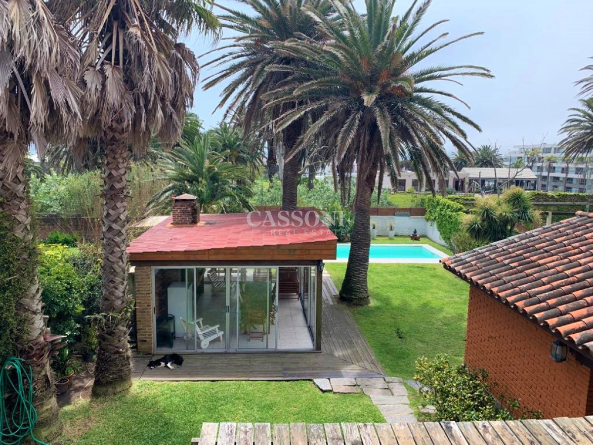 Casa ID.3833 - Casa en la Península de Punta del Este en Venta - Seis Dormitorios y Piscina 