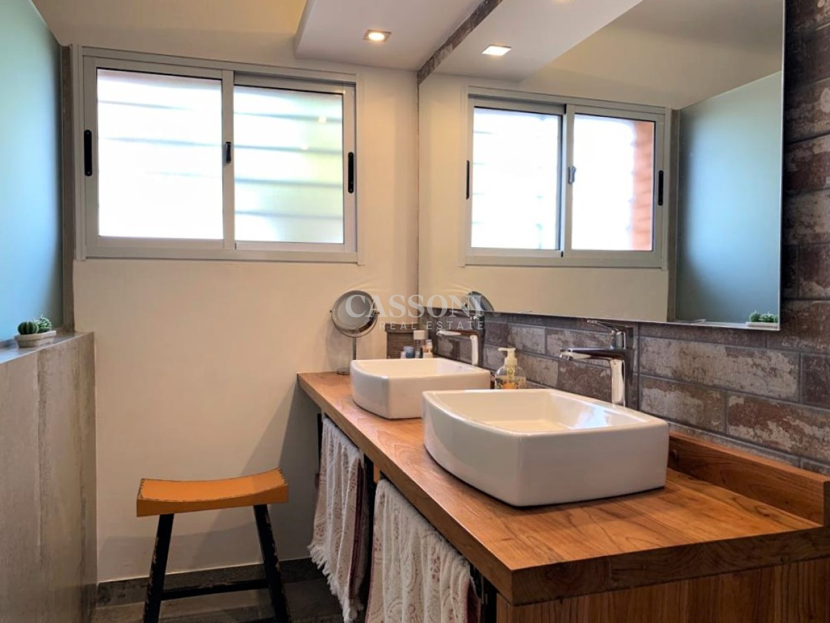 Casa ID.3833 - Casa en la Península de Punta del Este en Venta - Seis Dormitorios y Piscina 