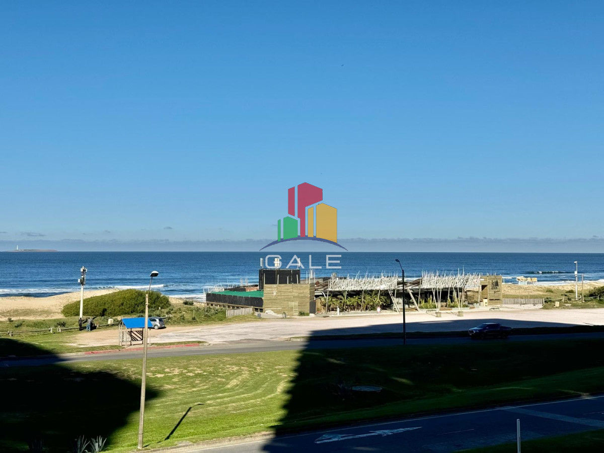 Apartamento ID.2496 - OPORTUNIDAD EN LE PARC PUNTA DEL ESTE DE TRES DORMITORIOS Y DEPENDENCIA DE SERVICIO EN VENTA