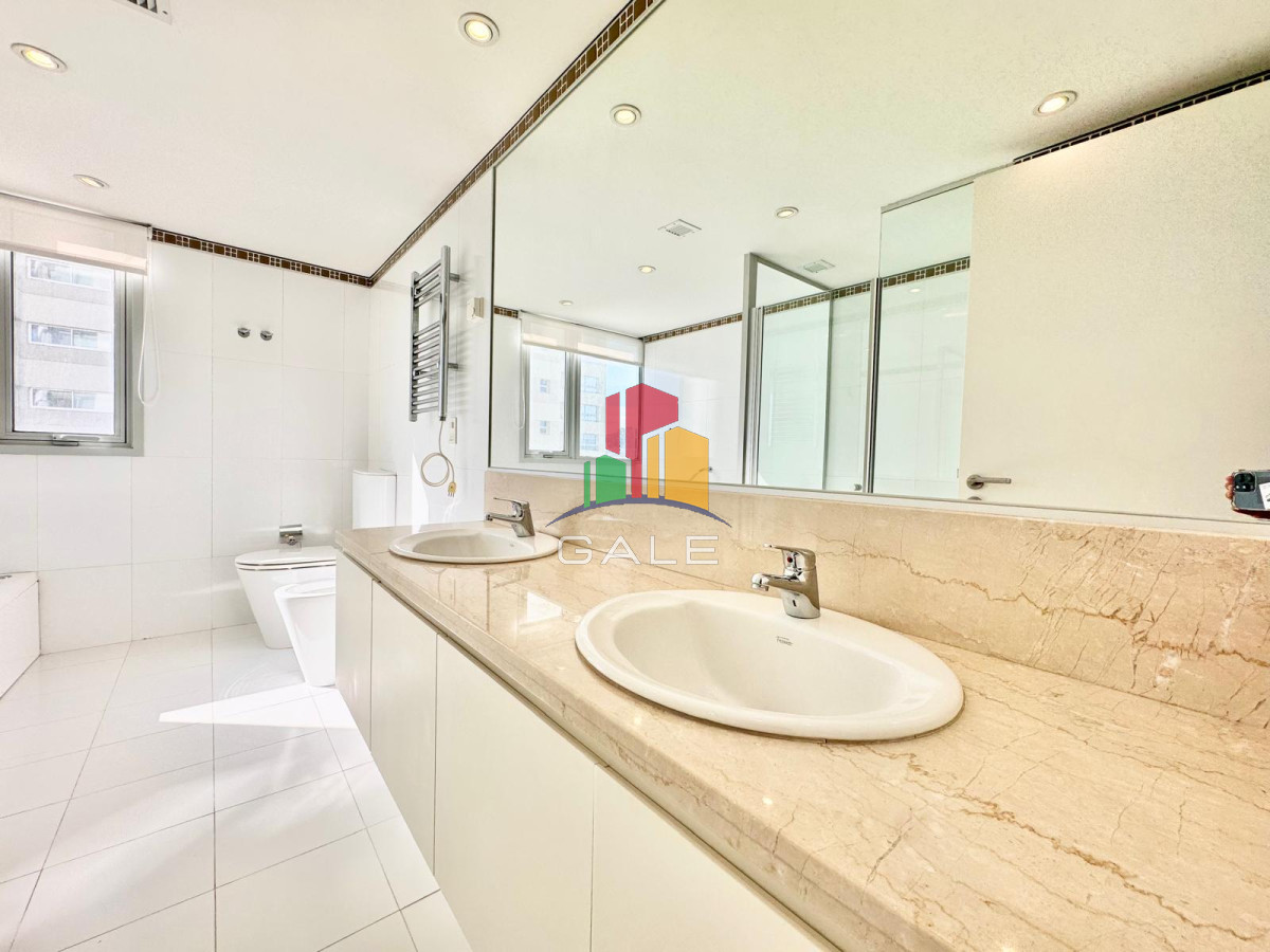 Apartamento ID.2496 - OPORTUNIDAD EN LE PARC PUNTA DEL ESTE DE TRES DORMITORIOS Y DEPENDENCIA DE SERVICIO EN VENTA