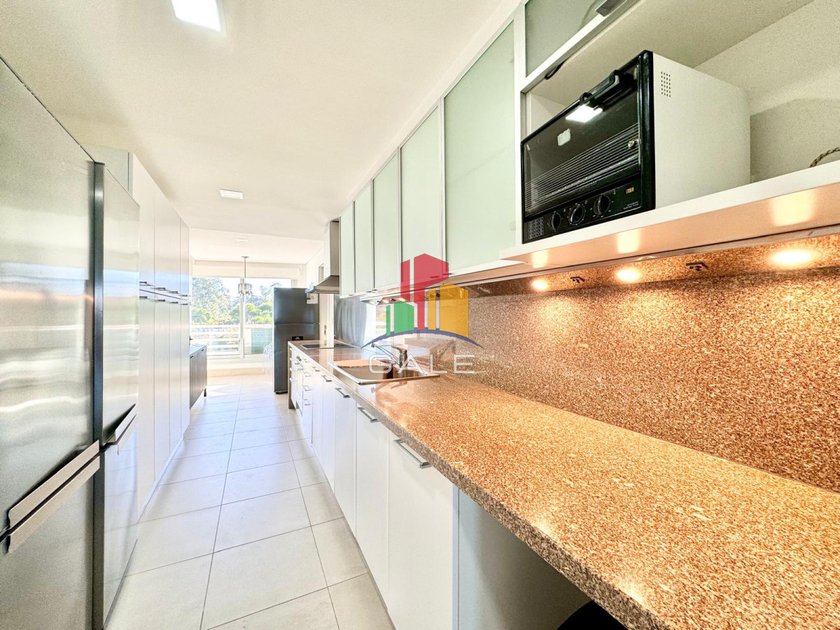 Apartamento ID.2496 - OPORTUNIDAD EN LE PARC PUNTA DEL ESTE DE TRES DORMITORIOS Y DEPENDENCIA DE SERVICIO EN VENTA