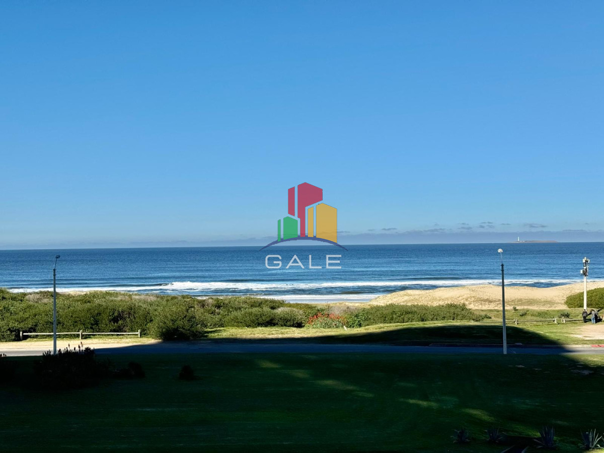 Apartamento ID.2496 - OPORTUNIDAD EN LE PARC PUNTA DEL ESTE DE TRES DORMITORIOS Y DEPENDENCIA DE SERVICIO EN VENTA