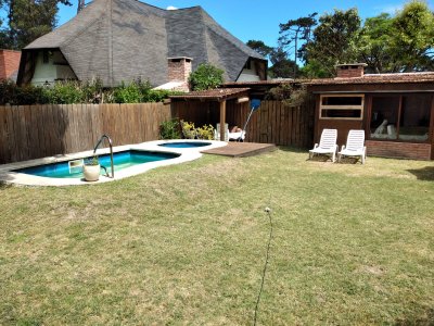 Casa de 4 dormitorios en alquiler en Playa Mansa 