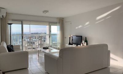 Oportunidad en Venta Playa Mansa 2 dormitorios y Servicio piso alto vista parcial al mar