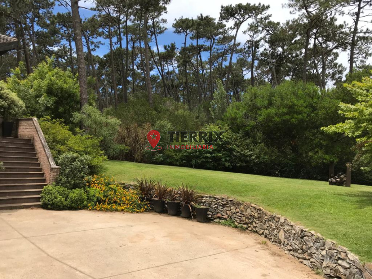 Casa ID.120 - Excelente Casa de 4 dormitorios a 2 Cuadras del Mar! En venta en Pinares