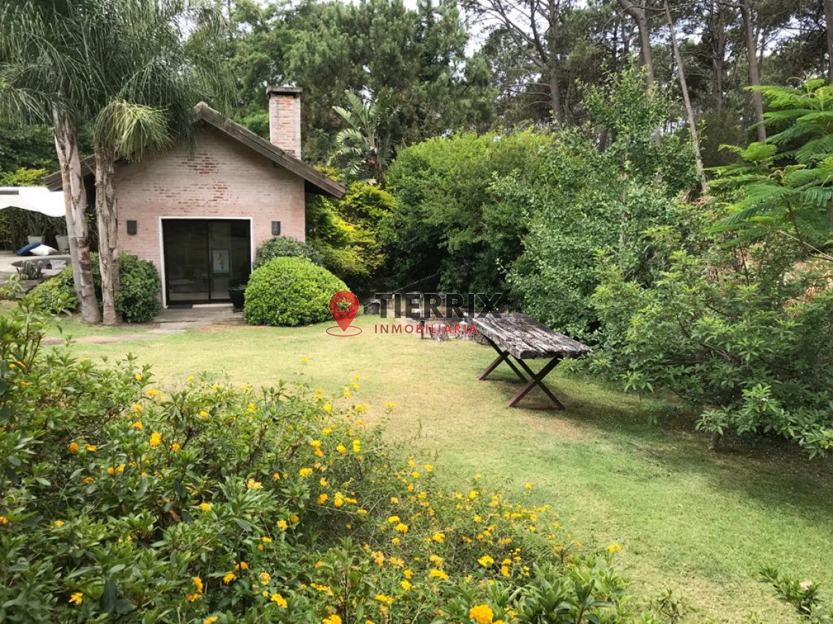 Casa ID.120 - Excelente Casa de 4 dormitorios a 2 Cuadras del Mar! En venta en Pinares