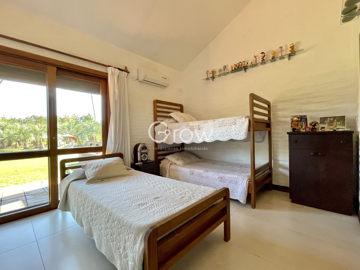 Casa ID.284 - Espectacular casa en Playa Mansa con Piscina