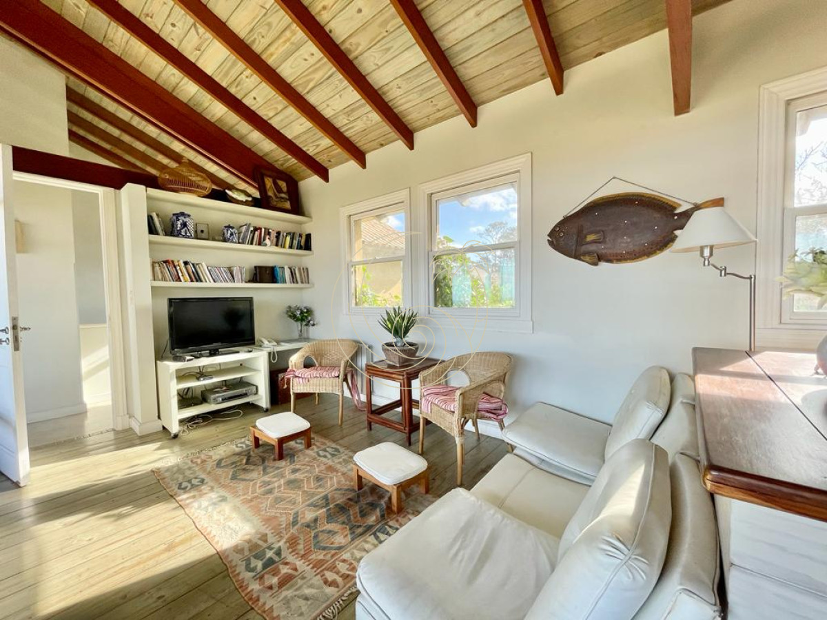 Casa ID.21092972 - Casa Laguna Blanca en Venta Cinco Dormitorios Barrio Privado