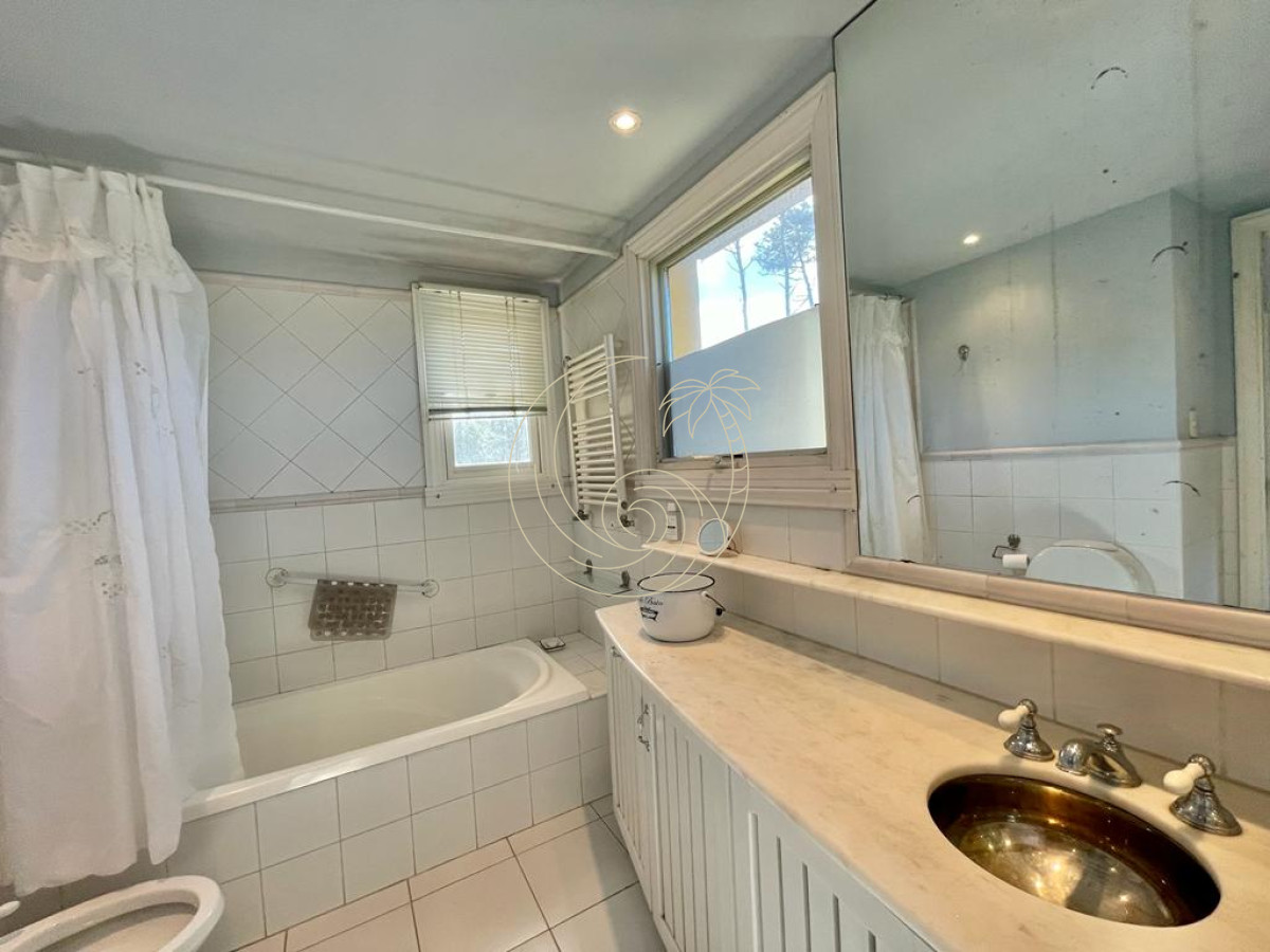 Casa ID.21092972 - Casa Laguna Blanca en Venta Cinco Dormitorios Barrio Privado