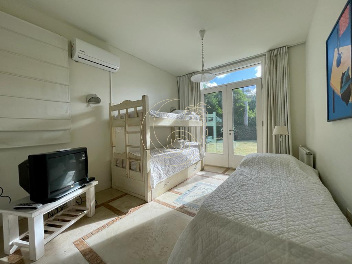 Casa ID.21092972 - Casa Laguna Blanca en Venta Cinco Dormitorios Barrio Privado
