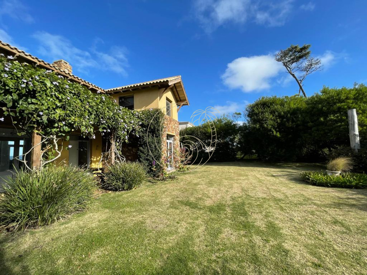 Casa ID.21092972 - Casa Laguna Blanca en Venta Cinco Dormitorios Barrio Privado