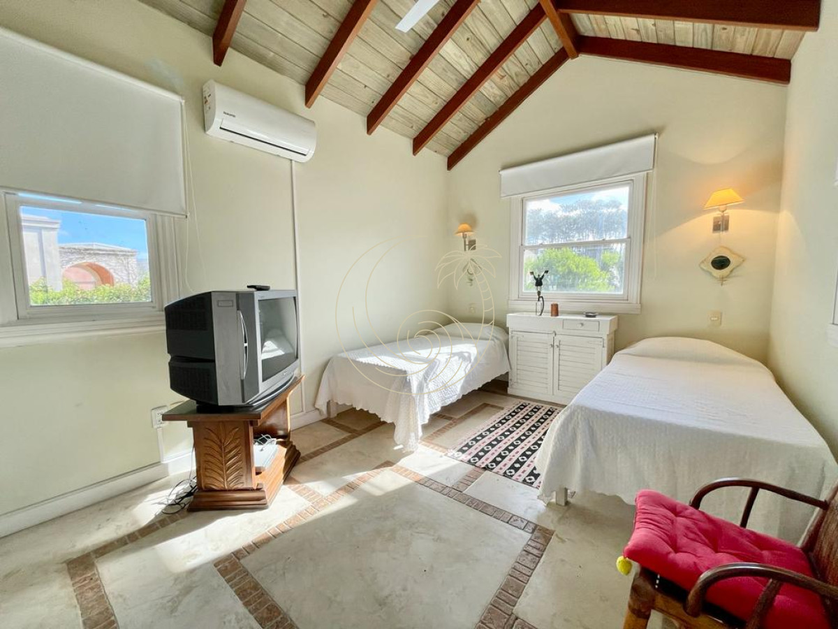 Casa ID.21092972 - Casa Laguna Blanca en Venta Cinco Dormitorios Barrio Privado