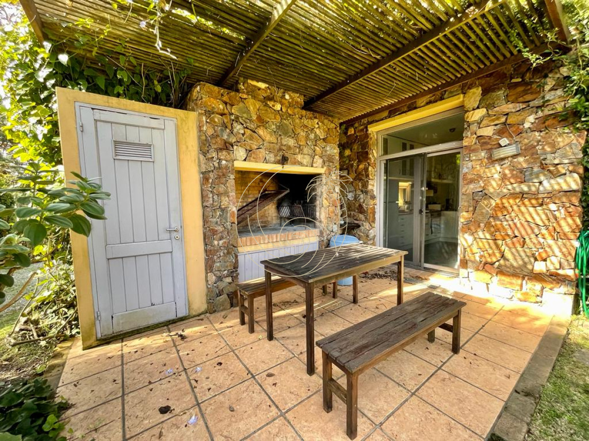 Casa ID.21092972 - Casa Laguna Blanca en Venta Cinco Dormitorios Barrio Privado