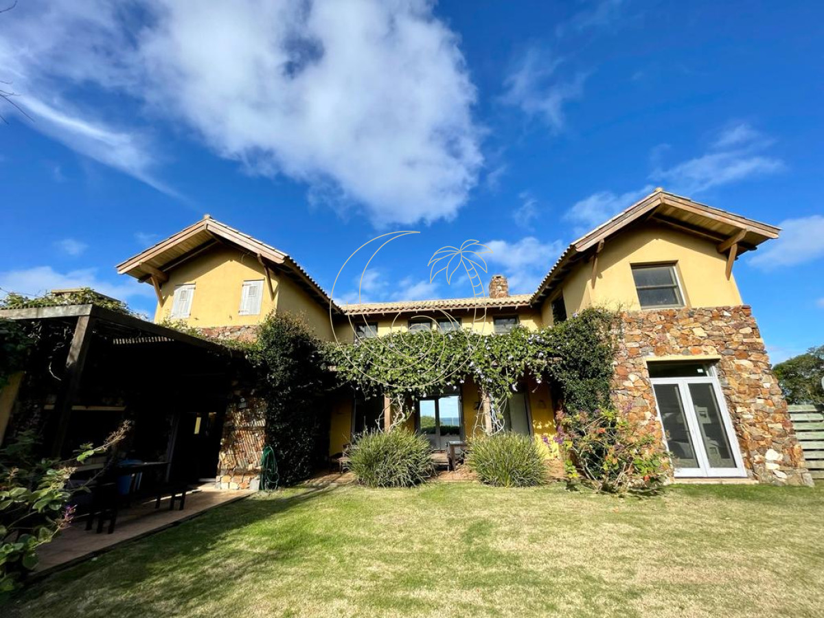 Casa ID.21092972 - Casa Laguna Blanca en Venta Cinco Dormitorios Barrio Privado