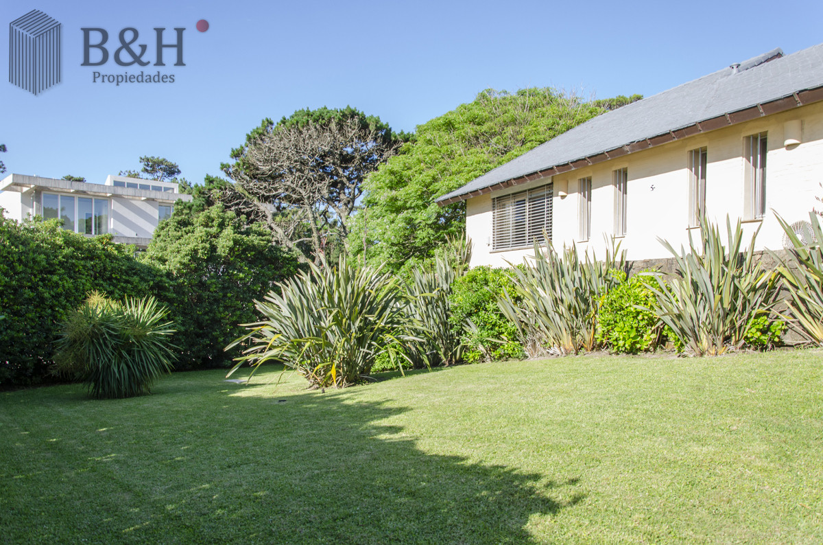 Casa ID.2656 - Casa en Venta Playa Mansa Frente al Mar Cuatro Dormitorios