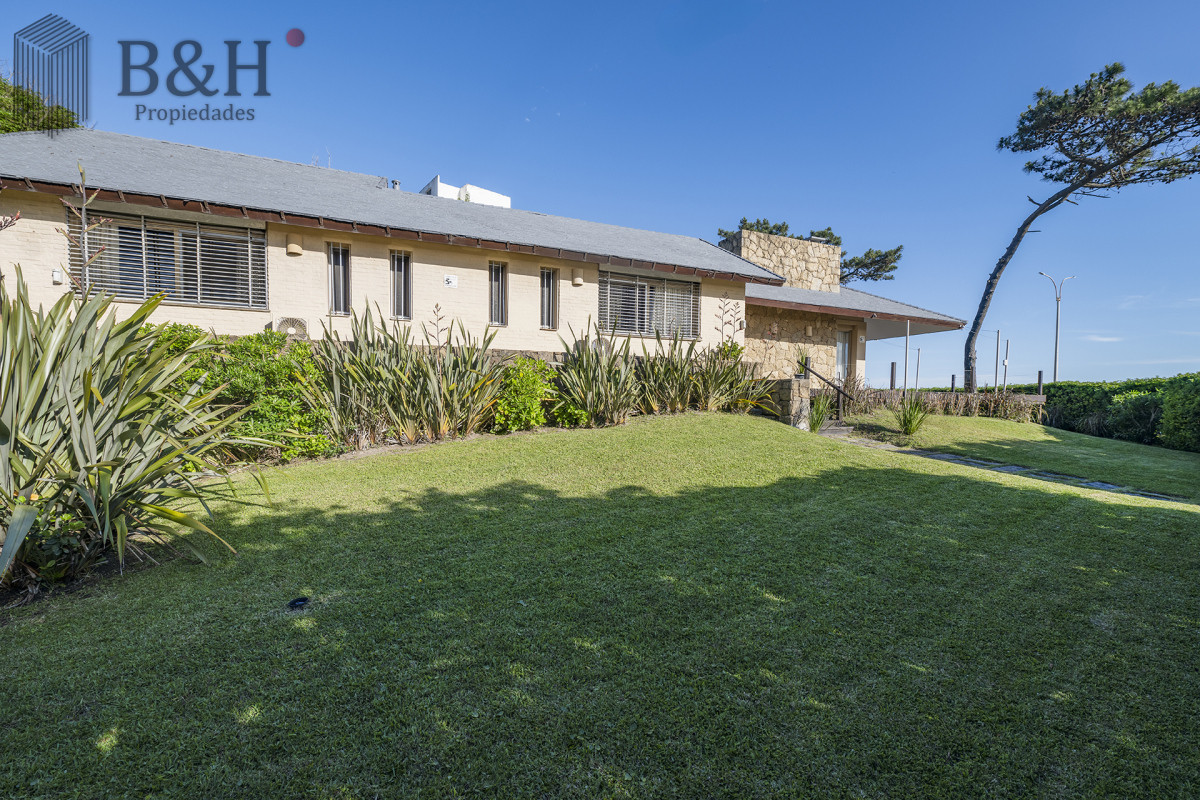 Casa ID.2656 - Casa en Venta Playa Mansa Frente al Mar Cuatro Dormitorios