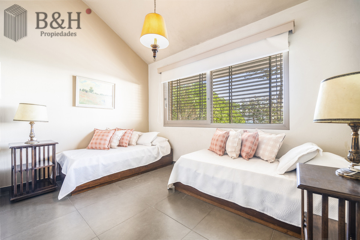 Casa ID.2656 - Casa en Venta Playa Mansa Frente al Mar Cuatro Dormitorios