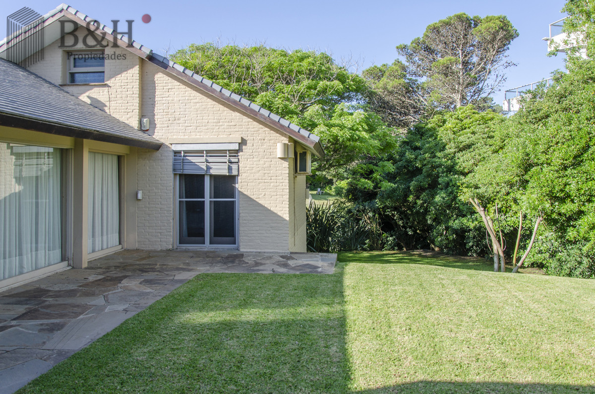 Casa ID.2656 - Casa en Venta Playa Mansa Frente al Mar Cuatro Dormitorios