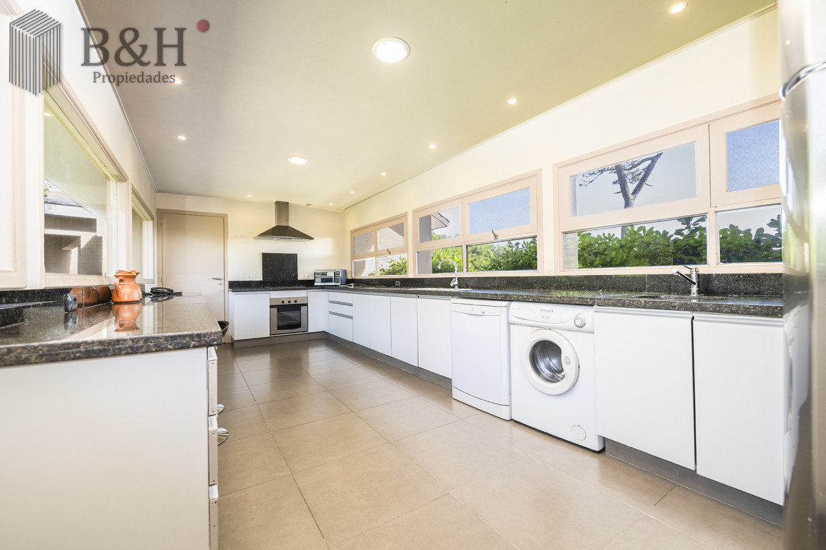 Casa ID.2656 - Casa en Venta Playa Mansa Frente al Mar Cuatro Dormitorios